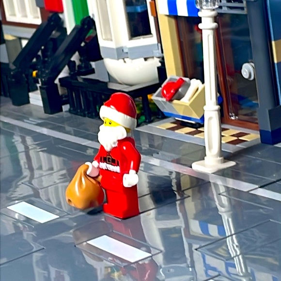 Lego Santa - Picture 2 of 5